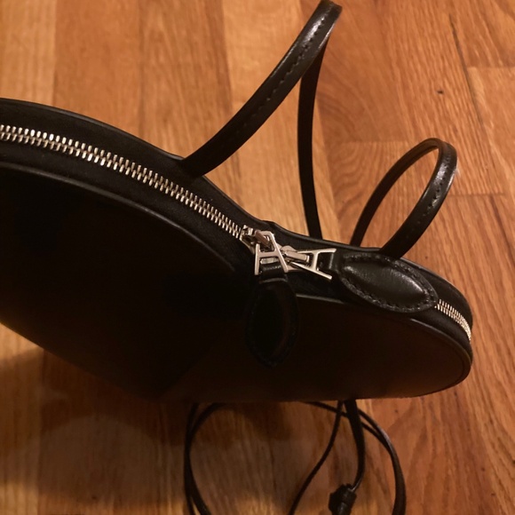 ALAÏA Le Coeur Leather Shoulder Bag in Lux Calfskin - Picture 3 of 7